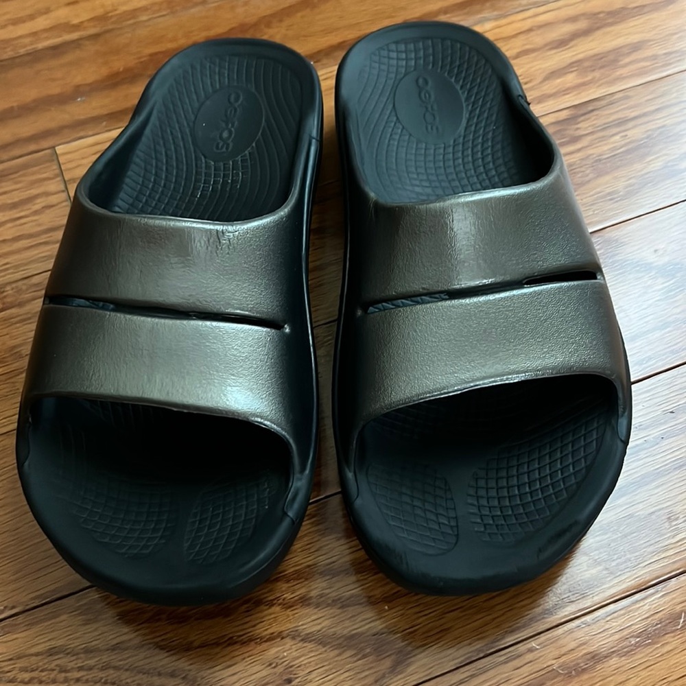 OOFOS size w8 40
